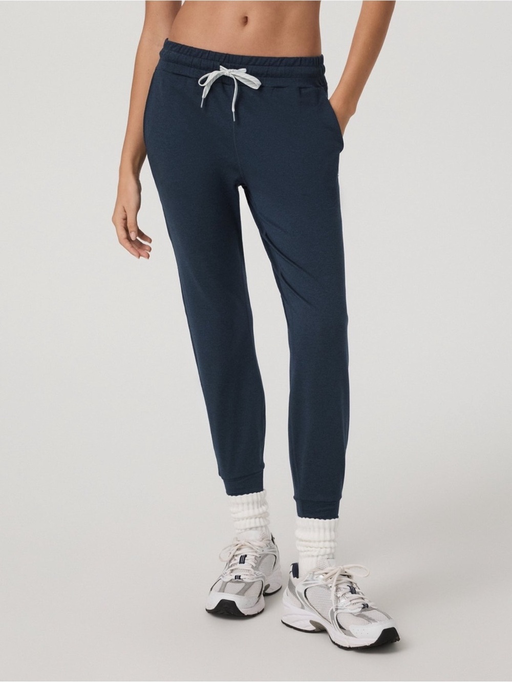 VUORI Women’s Performance Joggers in Midnight Heather Blue, Like New, Large